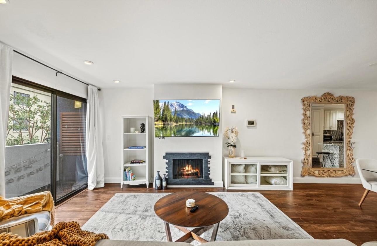 Elegant Hollywood Retreat - Spacious 2Br 2Ba Condo With Resort-Style Amenities Лос-Анджелес Екстер'єр фото